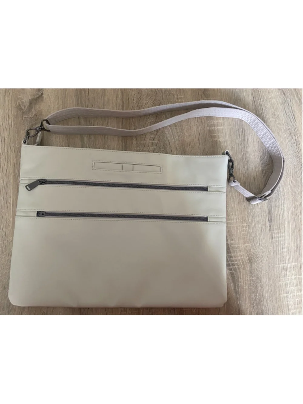 Lug zipper fully